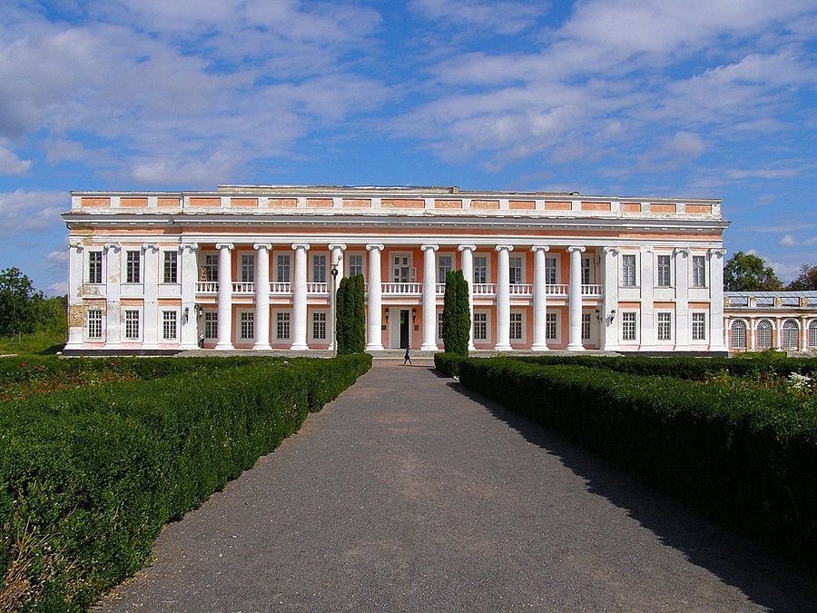 Фасад головного палацу Потоцьких