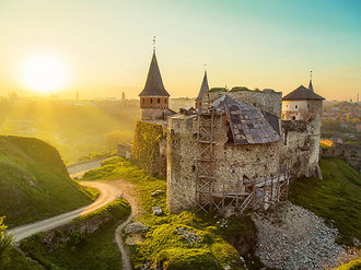 Кам'янець-Подільський замок на зорі