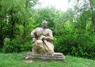 Статуя козака в Яготині