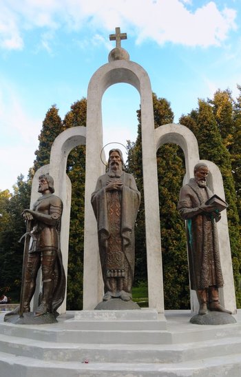 Памятник князьям Острожским