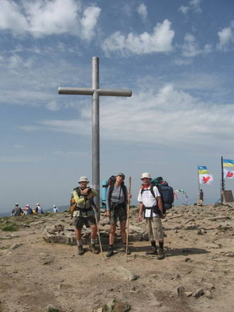 Гора Говерла. Туристы возле памятного Креста